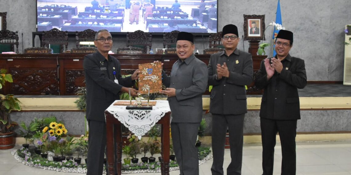 DPRD Dan Bupati Sahkan Raperda Dana Cadangan Pilkada | DPRD Kabupaten Tegal