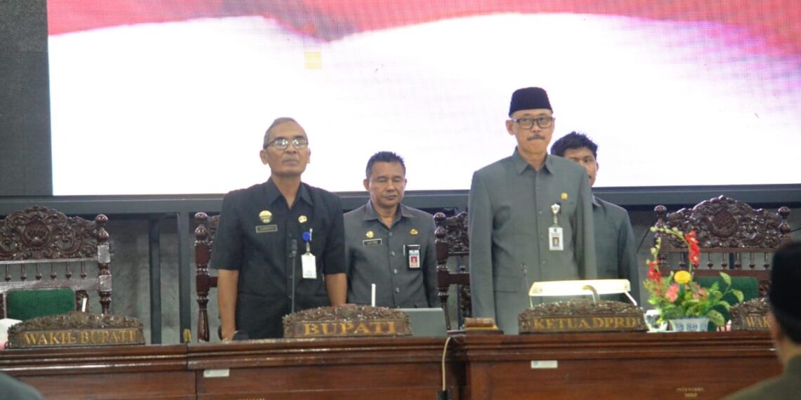 Rapat Paripurna menyampaikan laporan reses