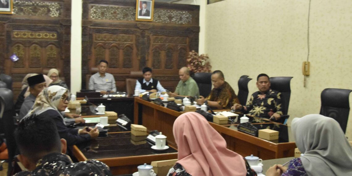 Komisi IV DPRD Kabupaten Tegal Terima Audiensi Tenaga Guru Honorer PPPK Se-Kabupaten Tegal