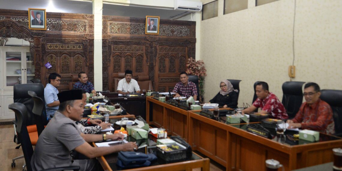 Pansus VIII DPRD Kabupaten Tegal mengadakan rapat untuk membahas Rancangan Peraturan Daerah (Raperda) tentang Perindustrian dan Perdagangan
