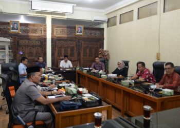 Pansus VIII DPRD Kabupaten Tegal mengadakan rapat untuk membahas Rancangan Peraturan Daerah (Raperda) tentang Perindustrian dan Perdagangan