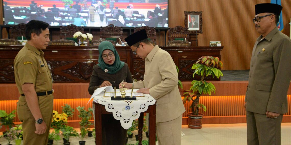 DPRD Kabupaten Tegal menggelar rapat paripurna dalam rangka Pengambilan Keputusan terhadap Raperda tentang Perubahan Ketiga atas Peraturan Daerah Kabupaten Tegal Nomor 12 Tahun 2016 tentang Pembentukan dan Susunan Perangkat Daerah