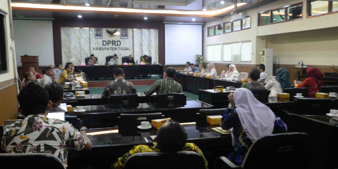 Rapat Kerja Banggar DPRD Kabupaten Tegal Bahas Expose Ranperda APBD 2026