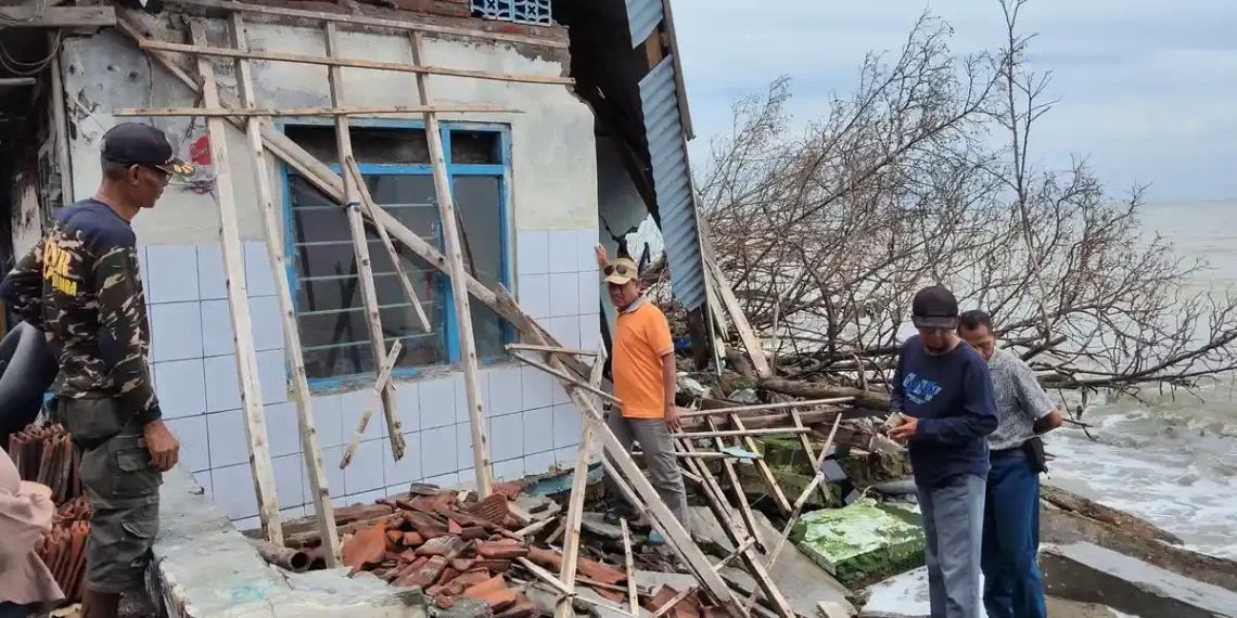 Anggota Komisi IV DPRD Kabupaten Tegal Bakhrun Turun Langsung ke Lokasi,Abrasi Ancam Warga Dukuh Pandan Laut