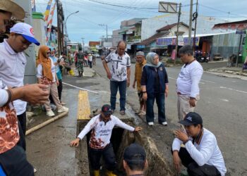 Turut Atasi Banjir, Anggota DPRD Kabupaten Tegal Turun Langsung Bersihkan Jalan Raya Bojong,