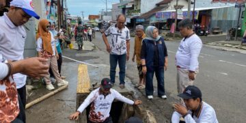 Turut Atasi Banjir, Anggota DPRD Kabupaten Tegal Turun Langsung Bersihkan Jalan Raya Bojong,