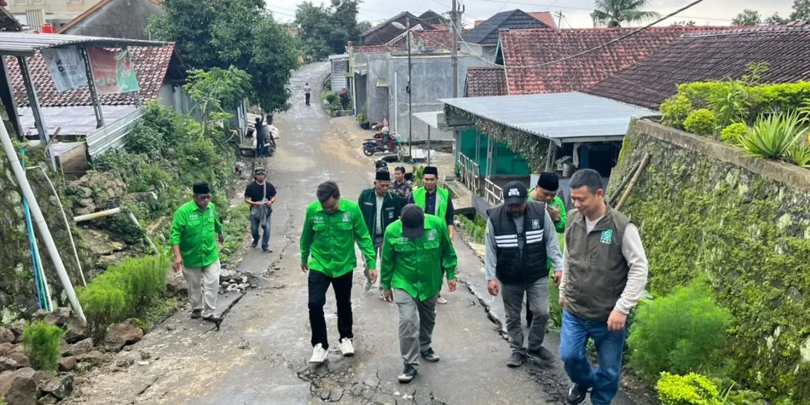 Ketua DPRD Kabupaten Tegal H. Wasbun Jauhara Khalim, S.E Tinjau Bencana Tanah Bergerak di Desa Padasari