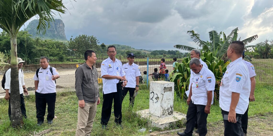 Ketua DPRD Kabupaten Tegal H. Wasbun Jauhara Khalim. SE Tinjau Bendungan Jebol di Desa Kedungjati Kecamatan Warureja Petani Terancam Gagal Tanam