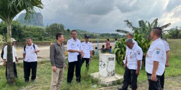 Ketua DPRD Kabupaten Tegal H. Wasbun Jauhara Khalim. SE Tinjau Bendungan Jebol di Desa Kedungjati Kecamatan Warureja Petani Terancam Gagal Tanam