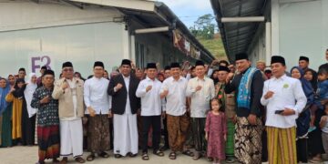 Ketua DPRD Shalat Id Bareng  Warga Huntara Desa Padasari Kecamatan Jatinegara