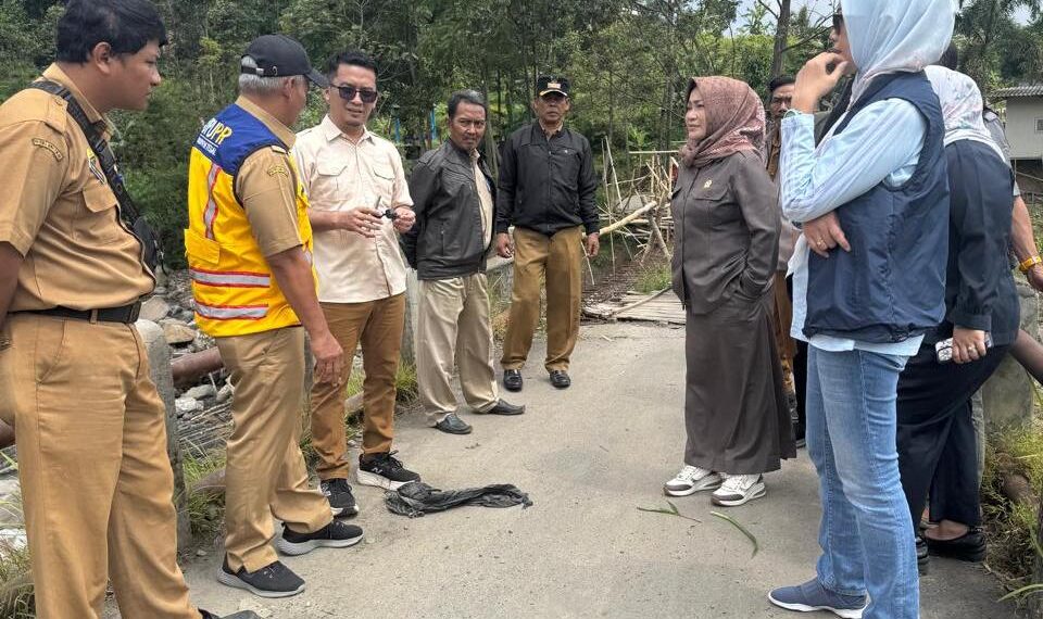 Komisi III DPRD Kabupaten Tegal Sidak Jembatan Kali Pedes Desa Dukuhbenda Kecamatan Bumijawa